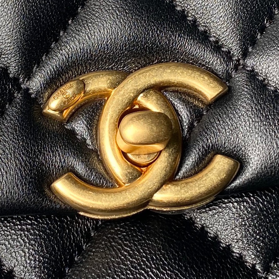 CHANEL 24A Handcrafted Pearl Bag AS5001 12.5x19x7cm