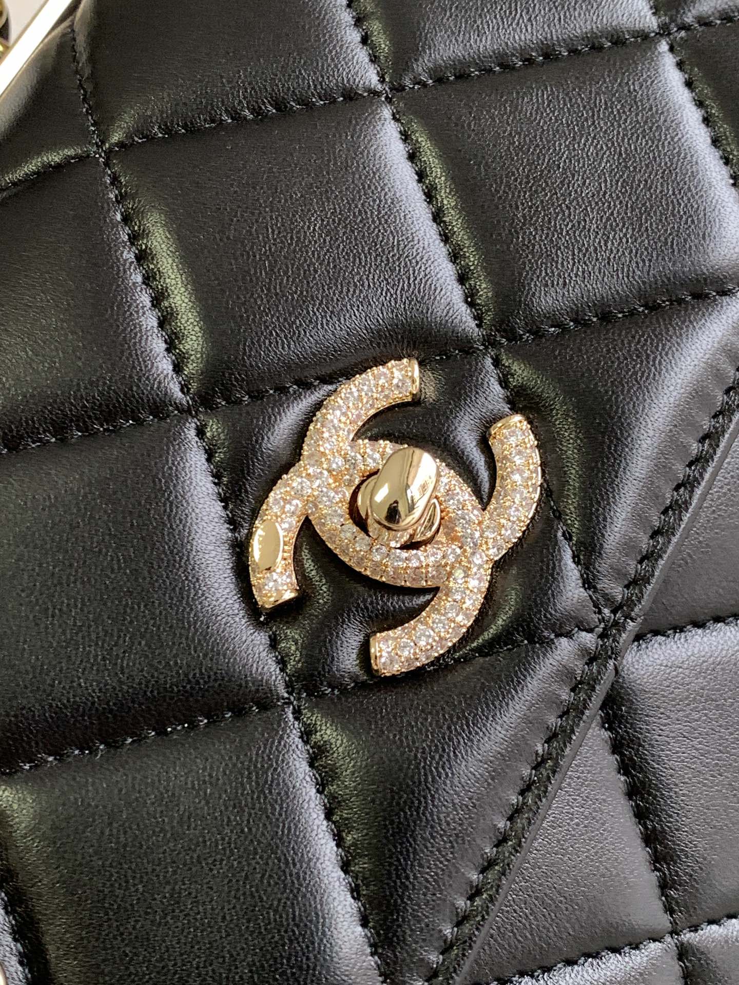 CHANEL Black Gold Diamond Buckle Bag 92236 25cm