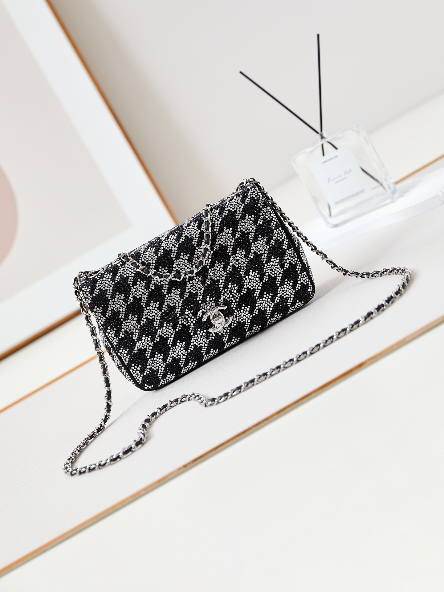 CHANEL 24A Houndstooth Diamond CF Bag AS4297 13x21x8cm