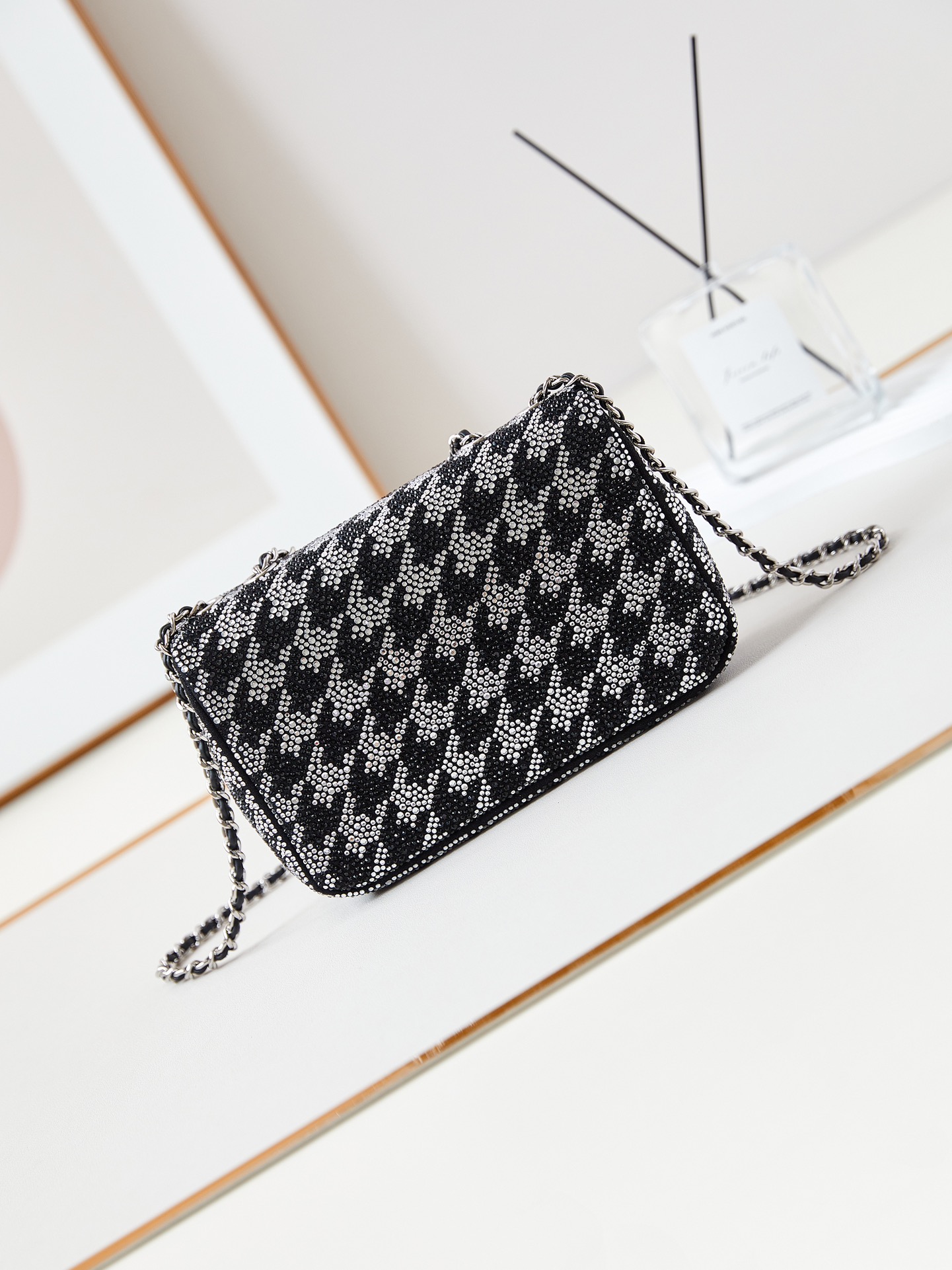 CHANEL 24A Houndstooth Diamond CF Bag AS4297 13x21x8cm