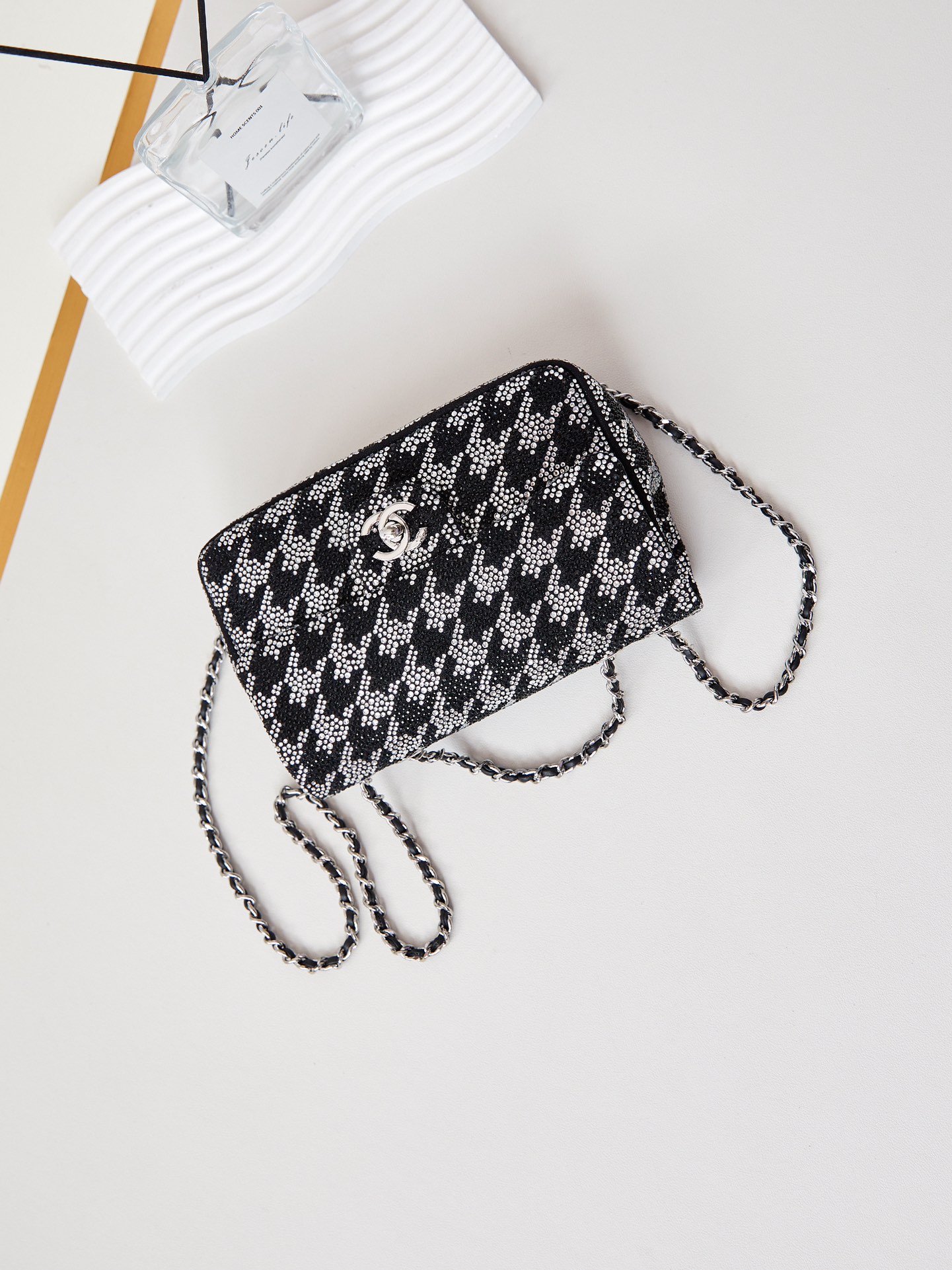 CHANEL 24A Houndstooth Diamond CF Bag AS4297 13x21x8cm