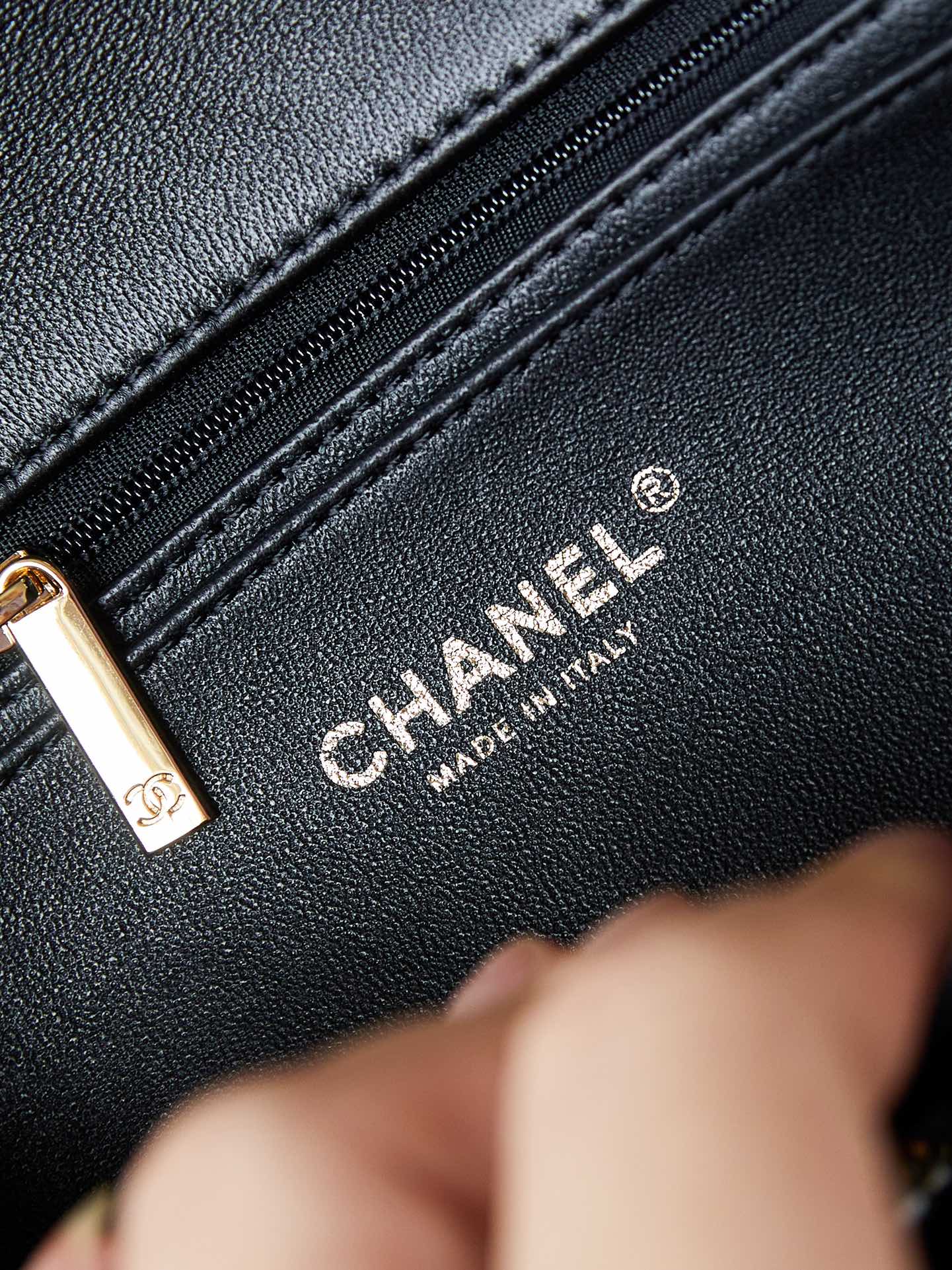 CHANEL 2223 AW CF Colorful Pearl Bag AS2288 10x17x4.5cm