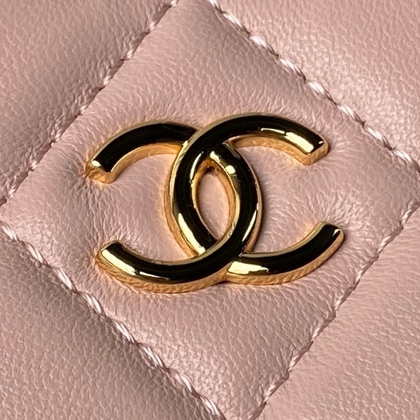 CHANEL 24P Enamel Buckle Hobo Heart Bag 13x20x4.5cm