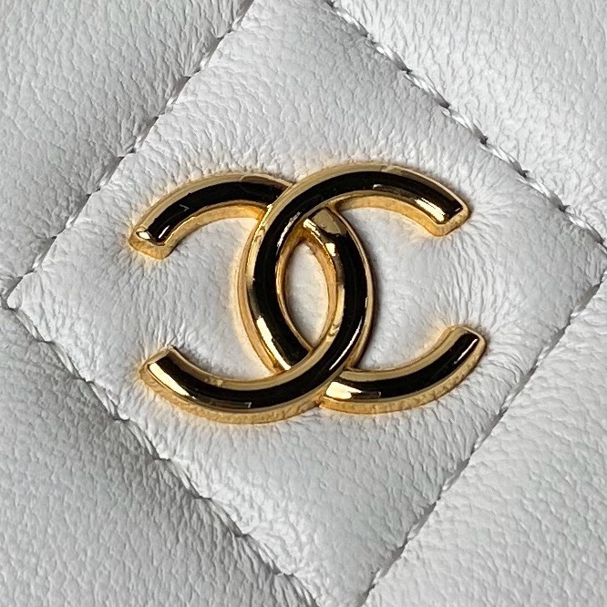 CHANEL 24P Enamel Buckle Hobo Heart Bag 13x20x4.5cm