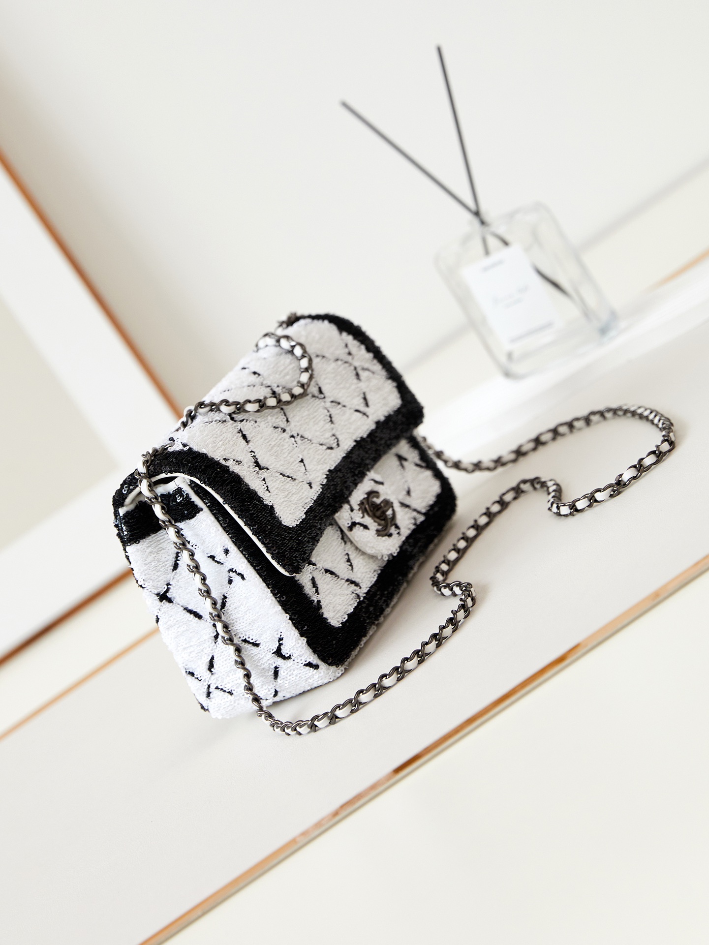 CHANEL 24p Xiaoxiang Crystal Sequin Series Chege White