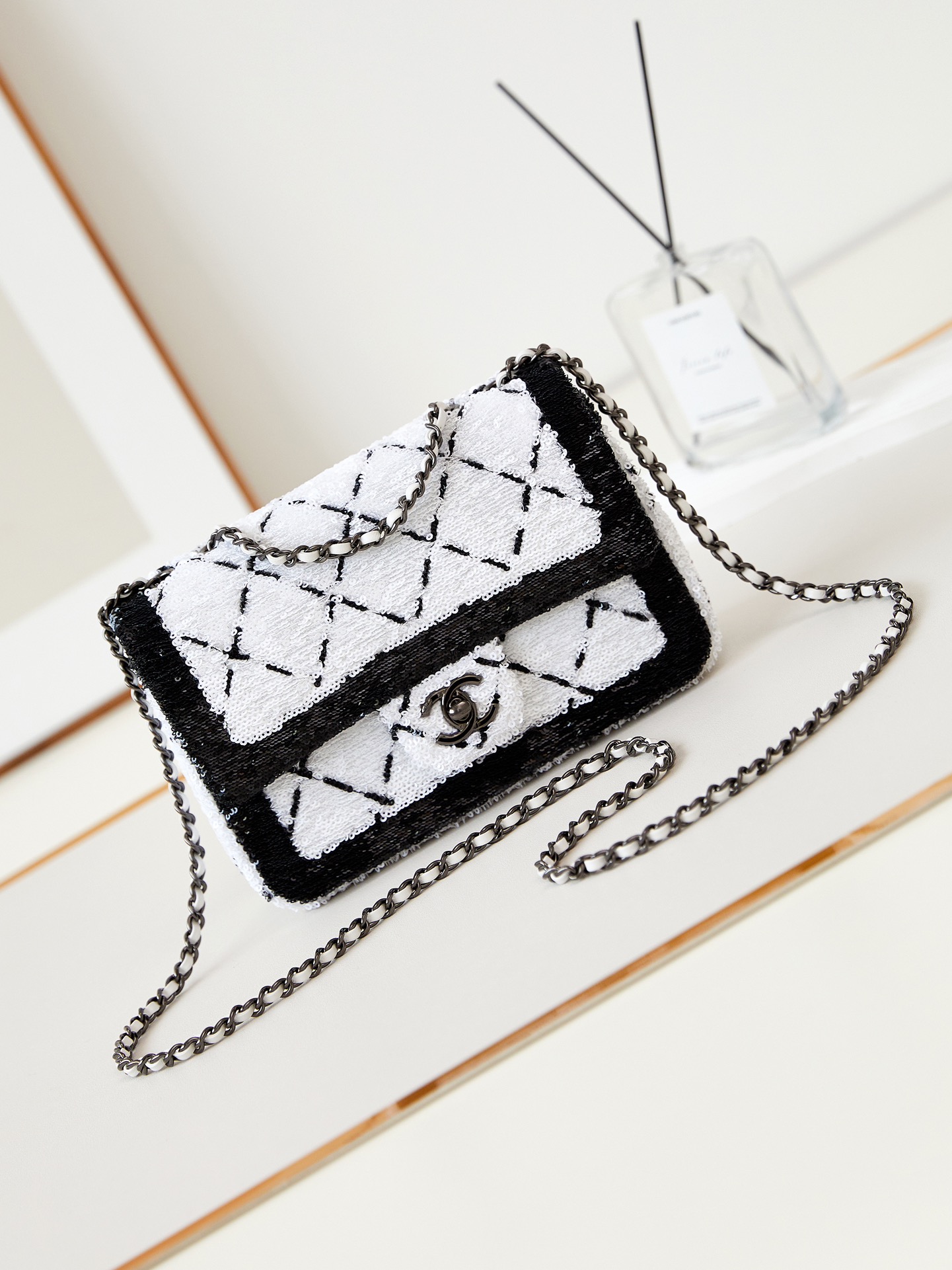 CHANEL 24p Xiaoxiang Crystal Sequin Series Chege White