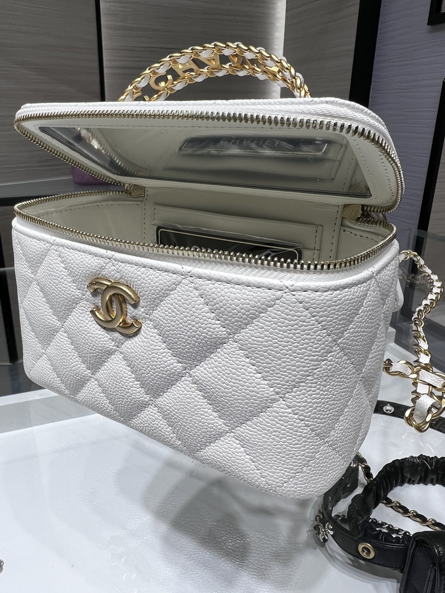 CHANEL 22 Letter Handle Box Bag AP2805