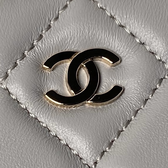 CHANEL 24s Sheepskin Shell Bag AP4000 11x16x2.5cm