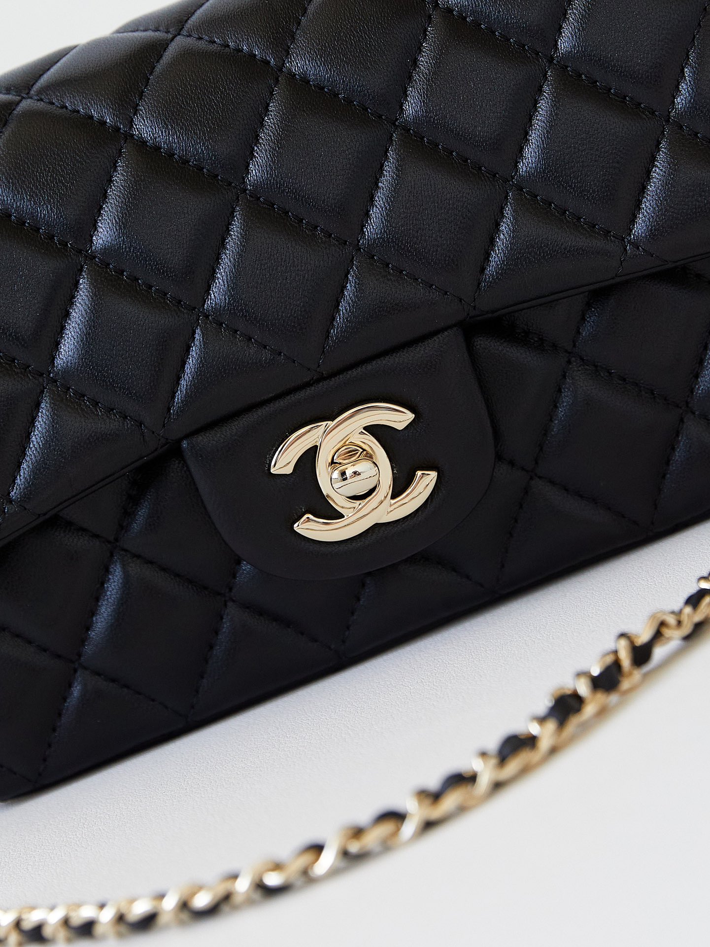 CHANEL 23K Handle CF Mini Lambskin Bag AS2431 12x20x6cm