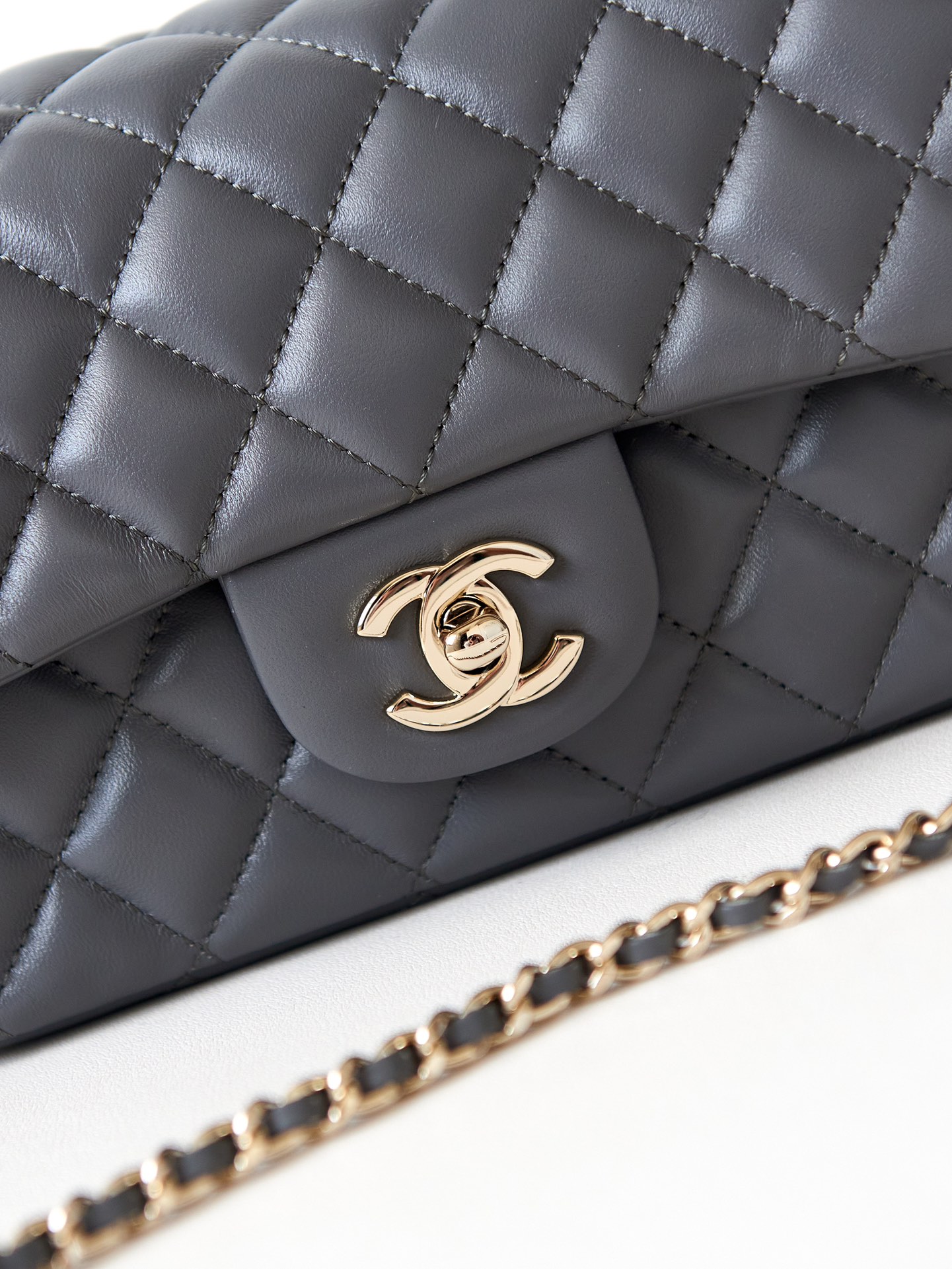 CHANEL 23K Handle CF Mini Lambskin Bag AS2431 12x20x6cm