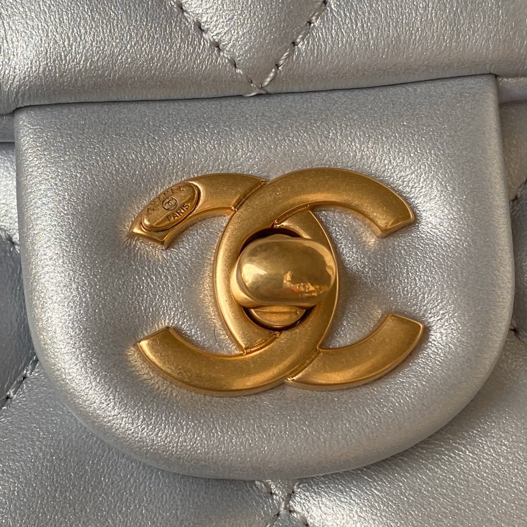 CHANEL 24P Pearl Chain Mini Bag AS4384 14.5x19.5x7.5cm