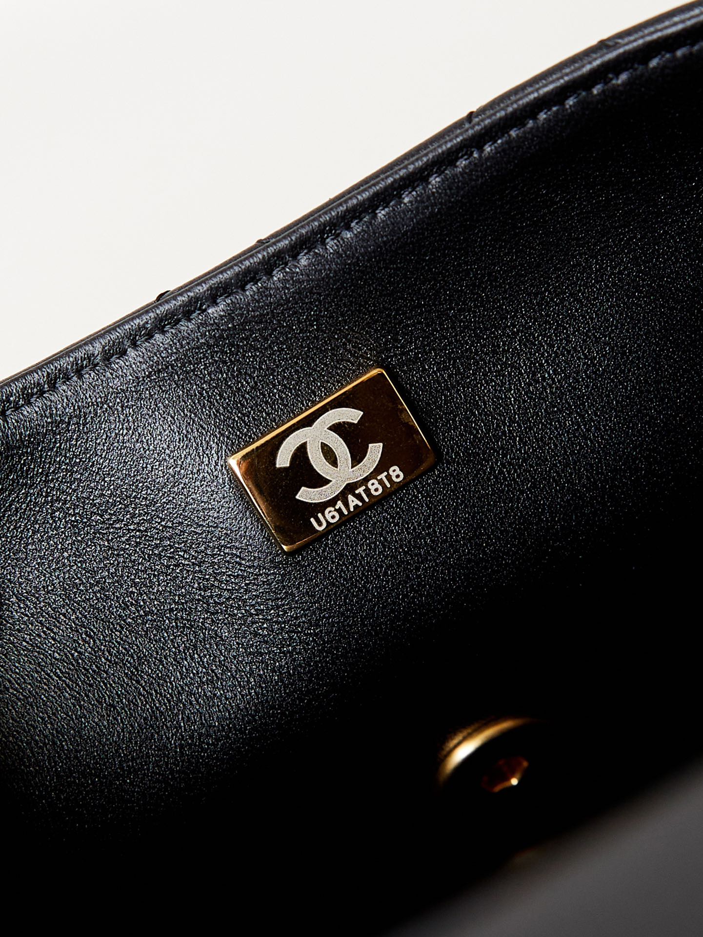 CHANEL 24P Pearl T-Shirt Bag AS4384 14.5x19.5x7.5cm