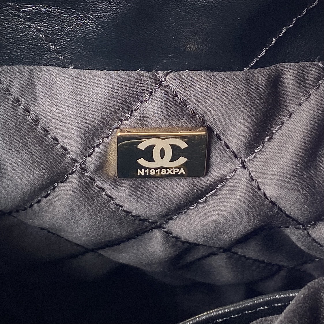 CHANEL 23SAS3980 Mini 22 Bag 19x20x6cm