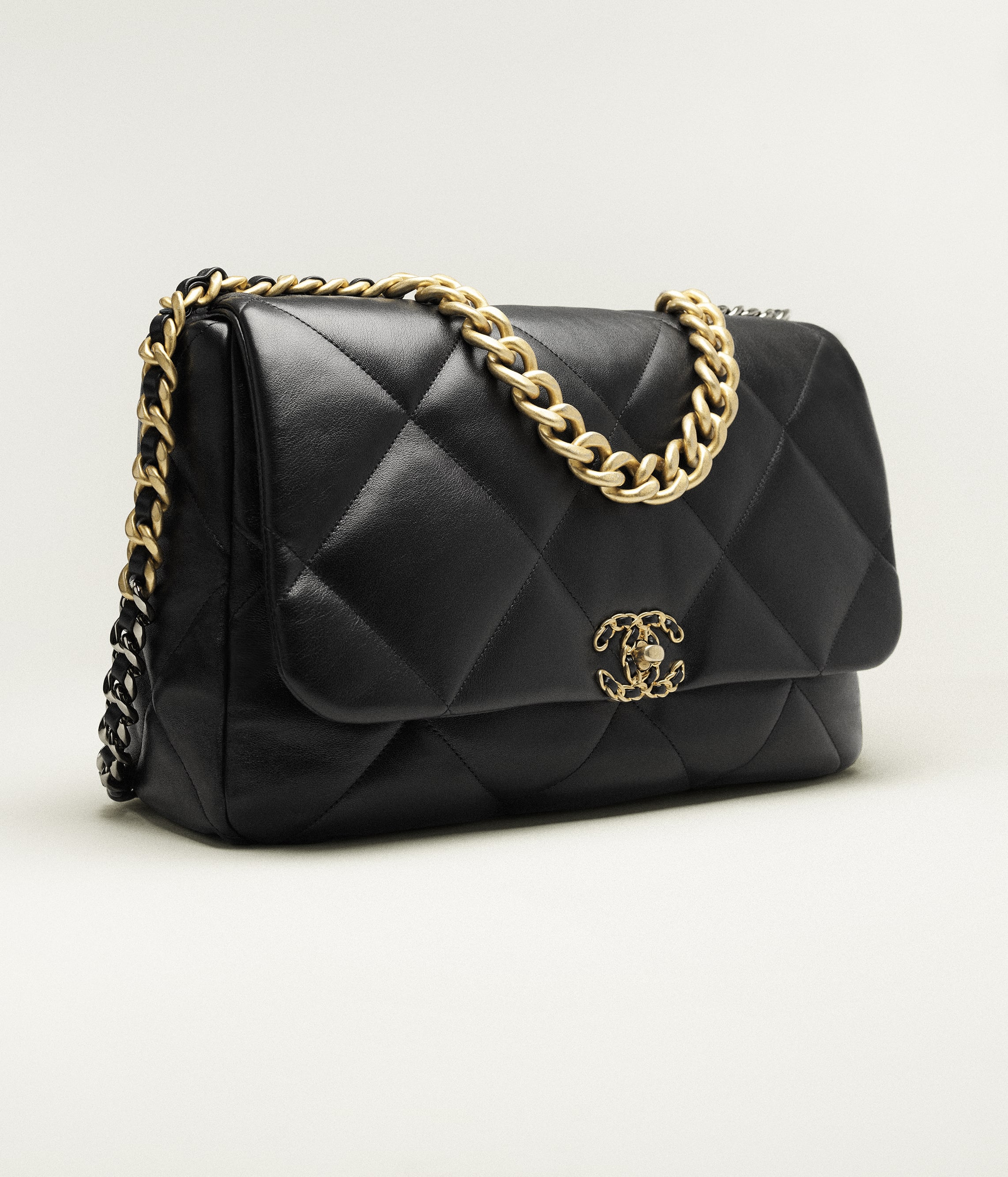 CHANEL 19 Maxi HandbagRef. AS1162 B04852 94305