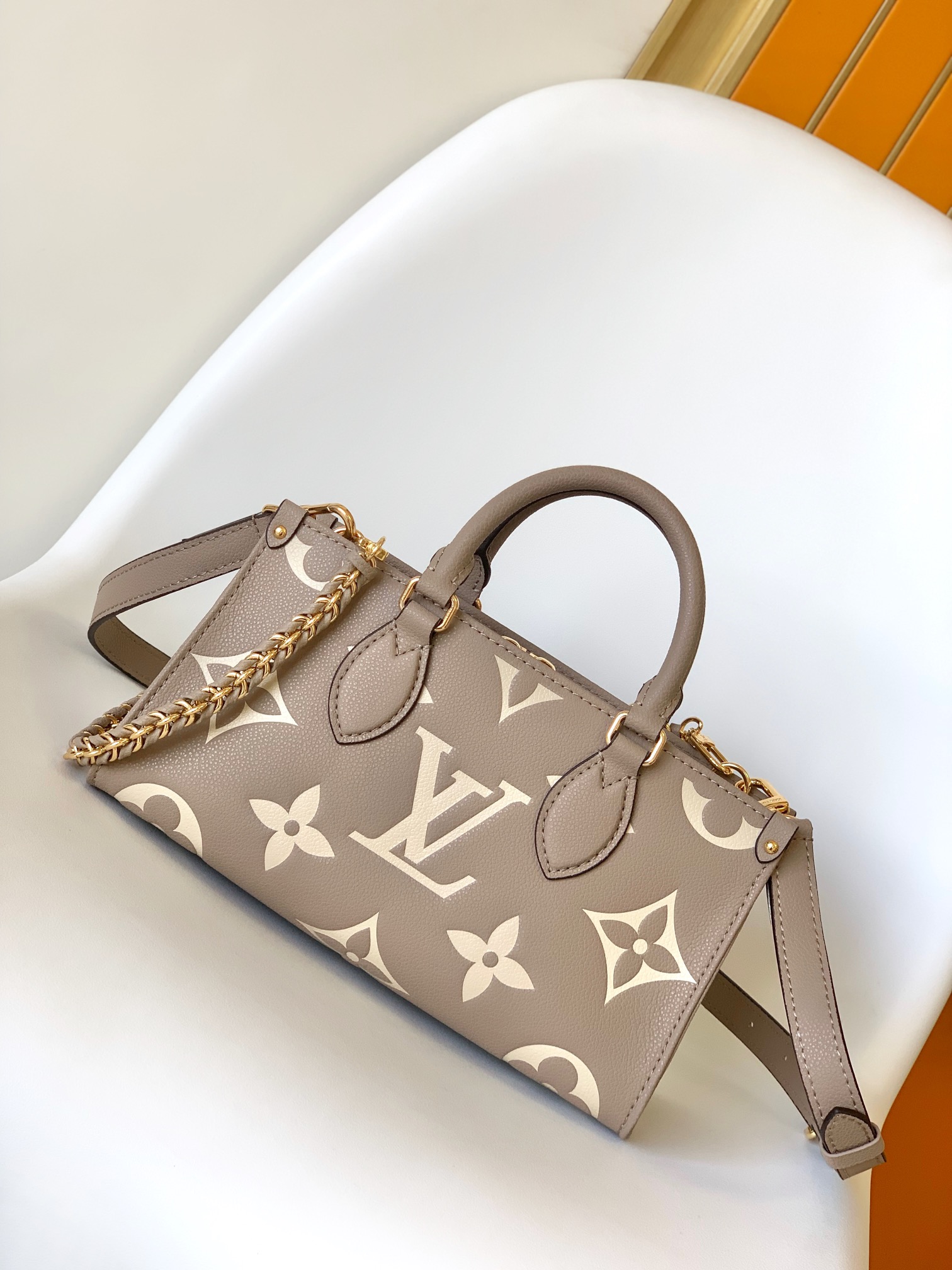 Louis Vuitton M23641 OnTheGo East West