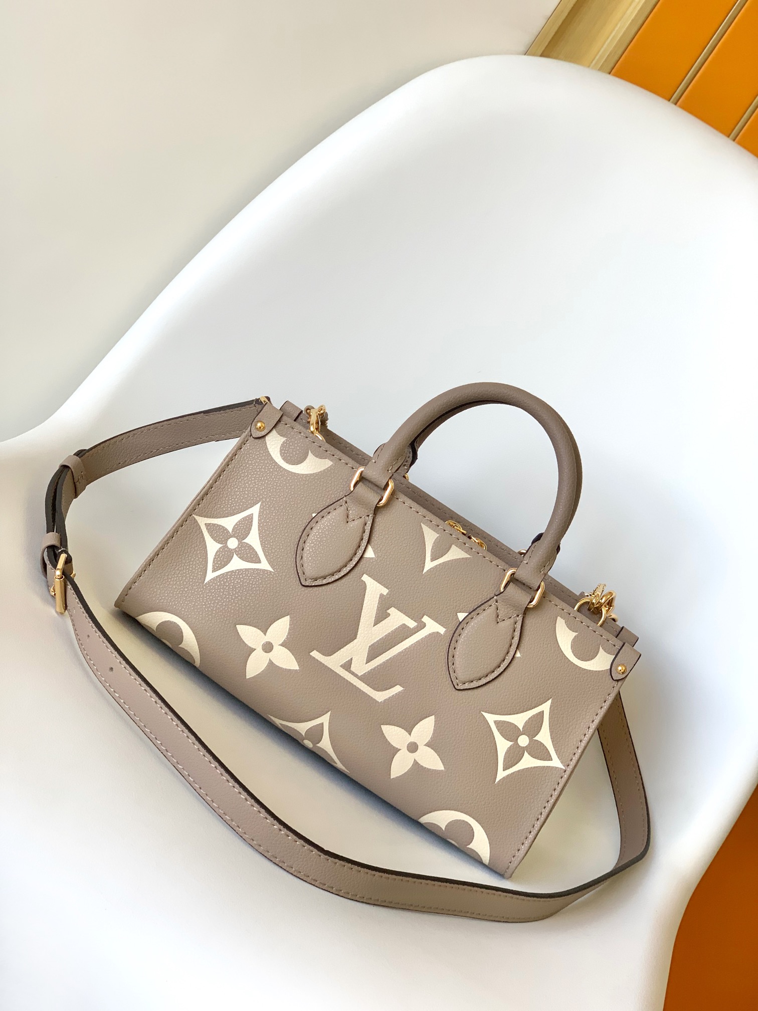 Louis Vuitton M23641 OnTheGo East West