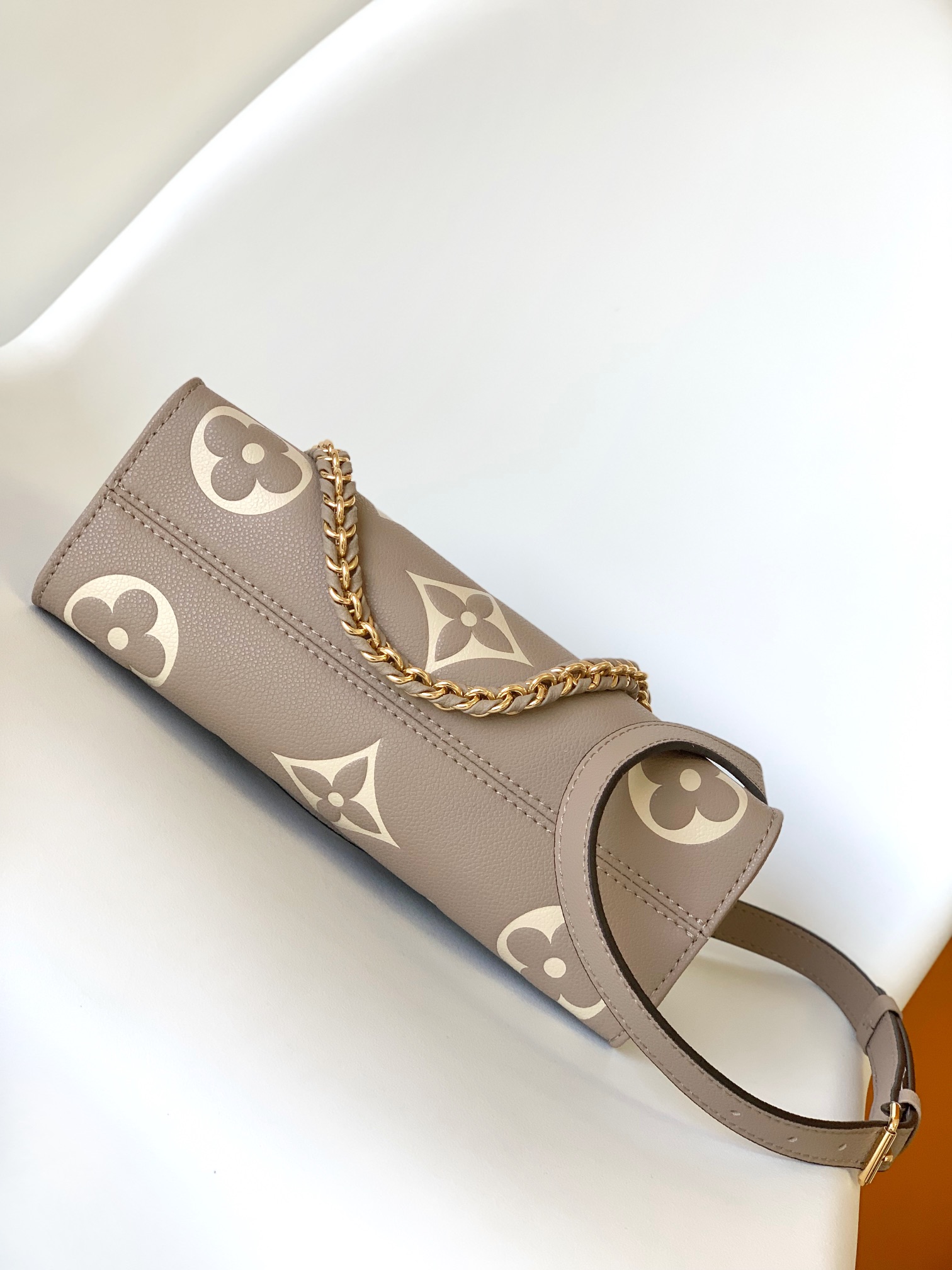 Louis Vuitton M23641 OnTheGo East West