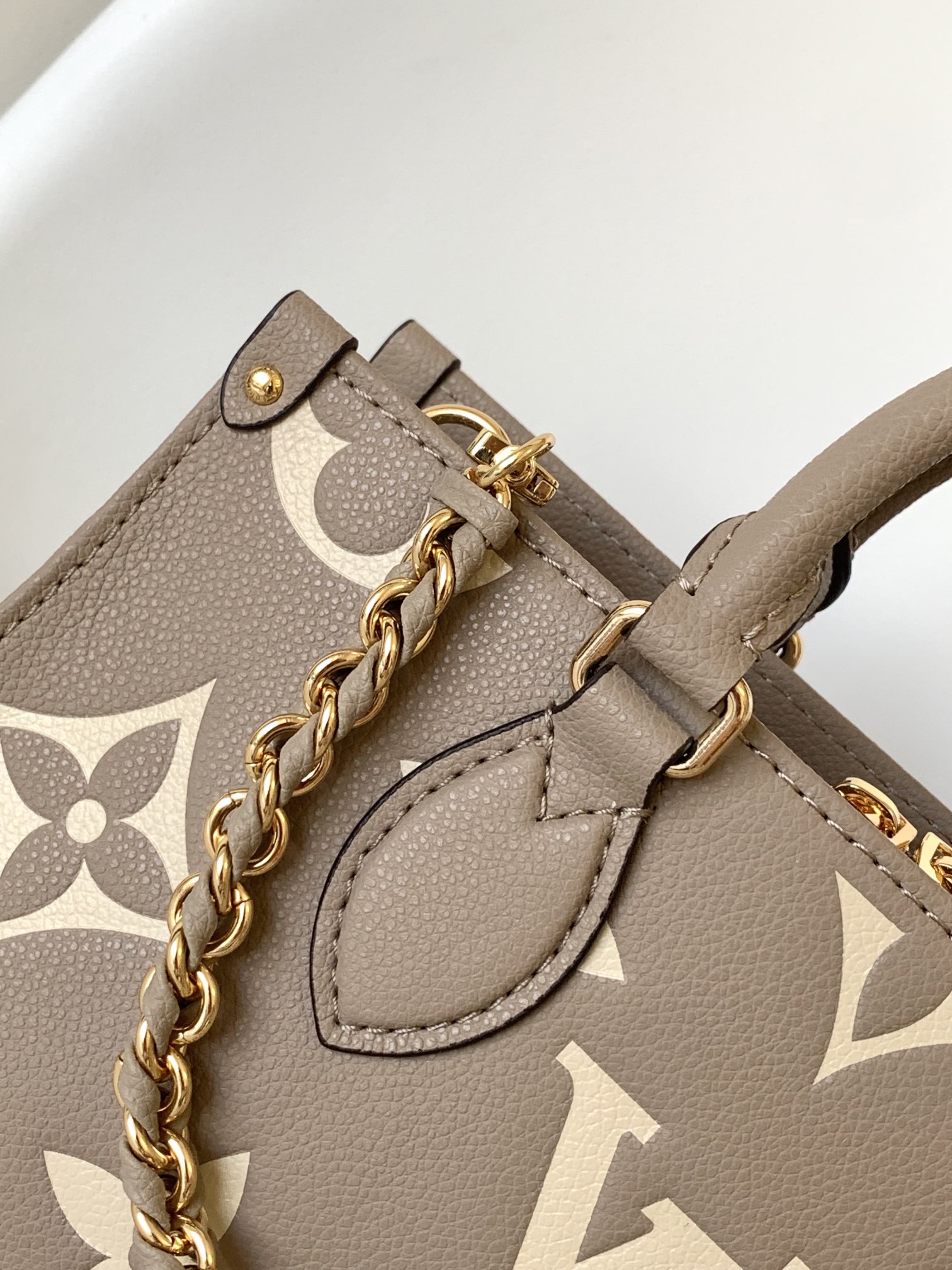 Louis Vuitton M23641 OnTheGo East West