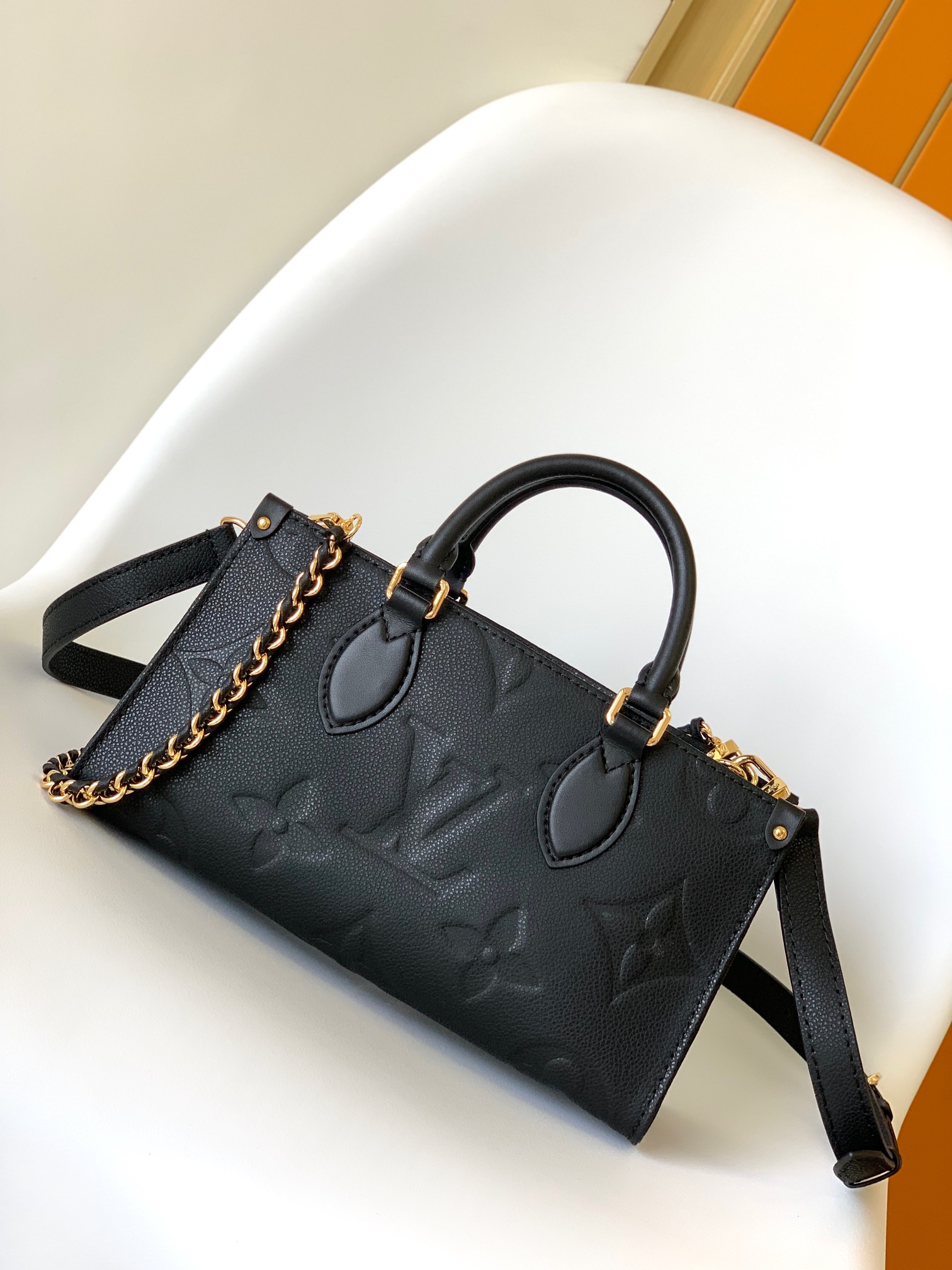 Louis Vuitton M23640 OnTheGo East West (2)