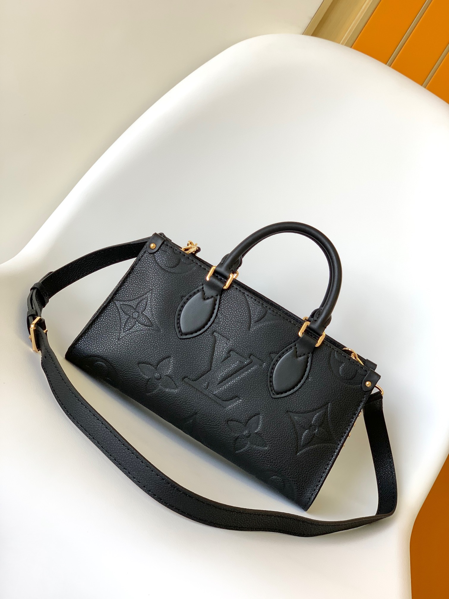 Louis Vuitton M23640 OnTheGo East West (2)