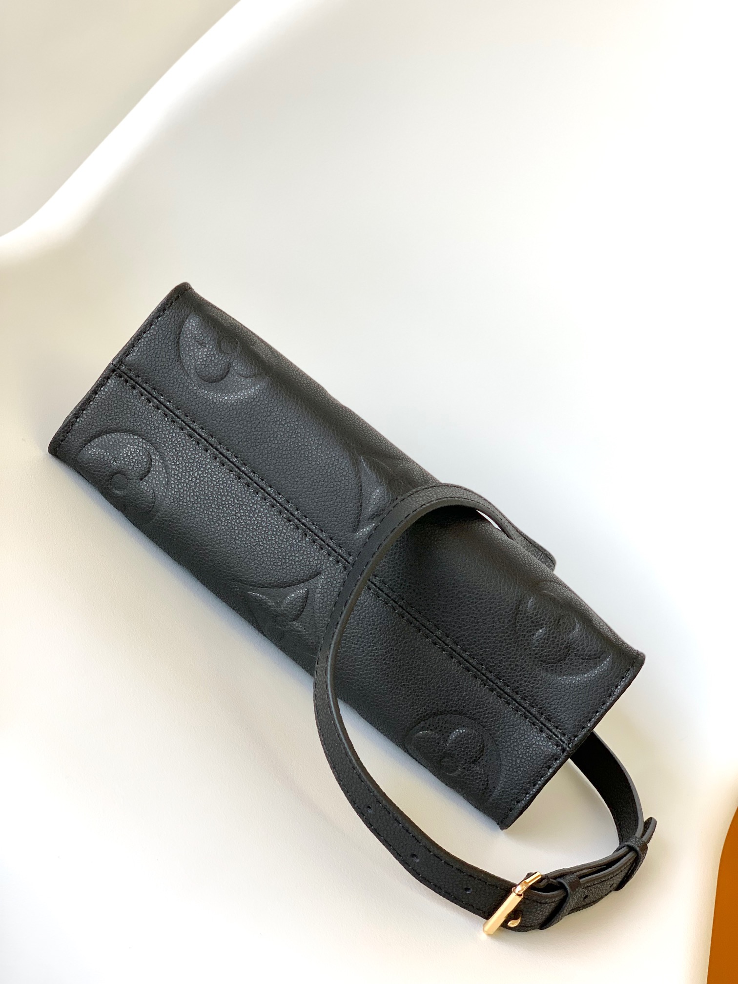 Louis Vuitton M23640 OnTheGo East West (2)