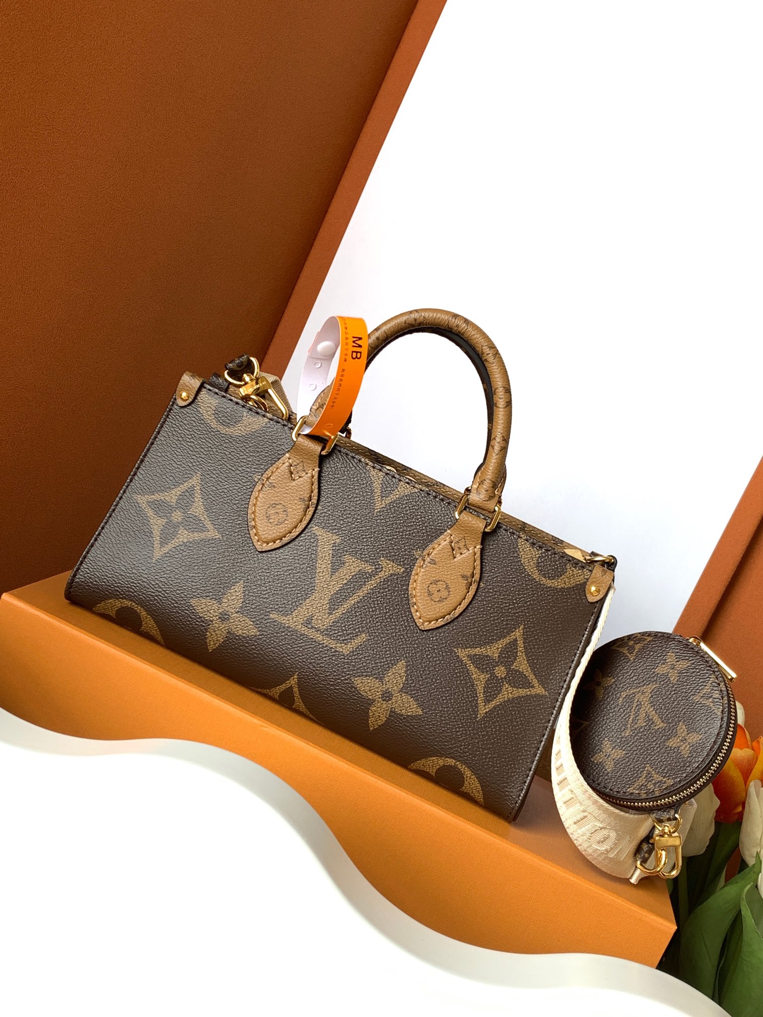 Louis Vuitton M46653 OnTheGo East West (3)