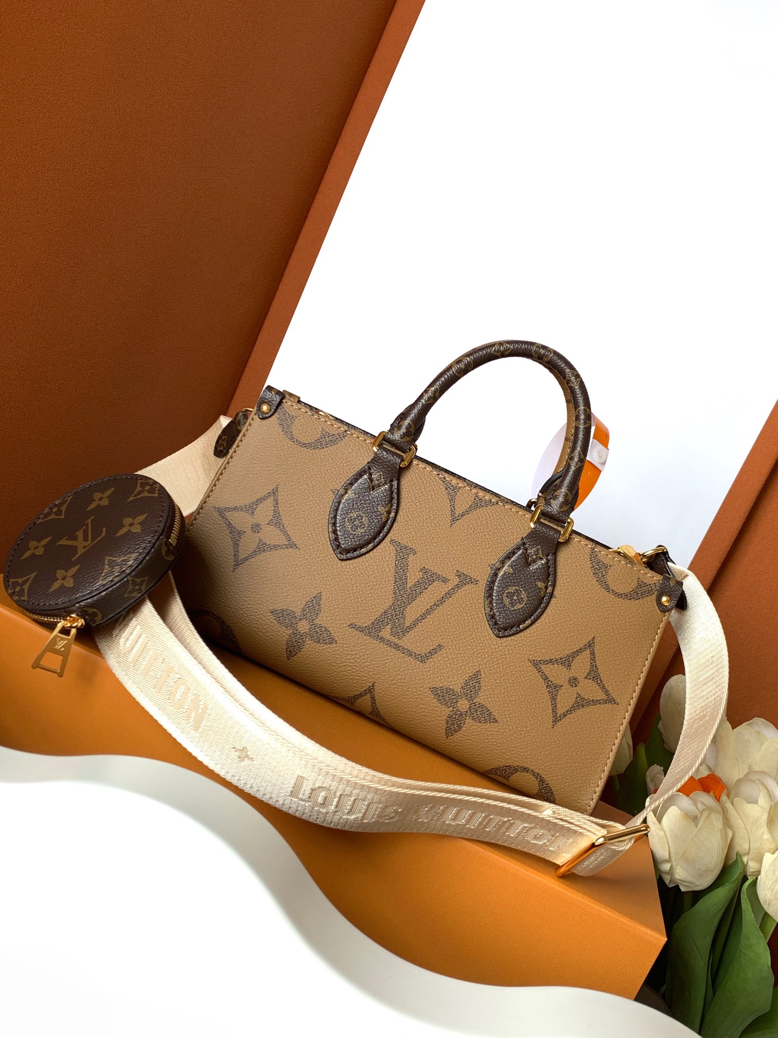 Louis Vuitton M46653 OnTheGo East West (3)