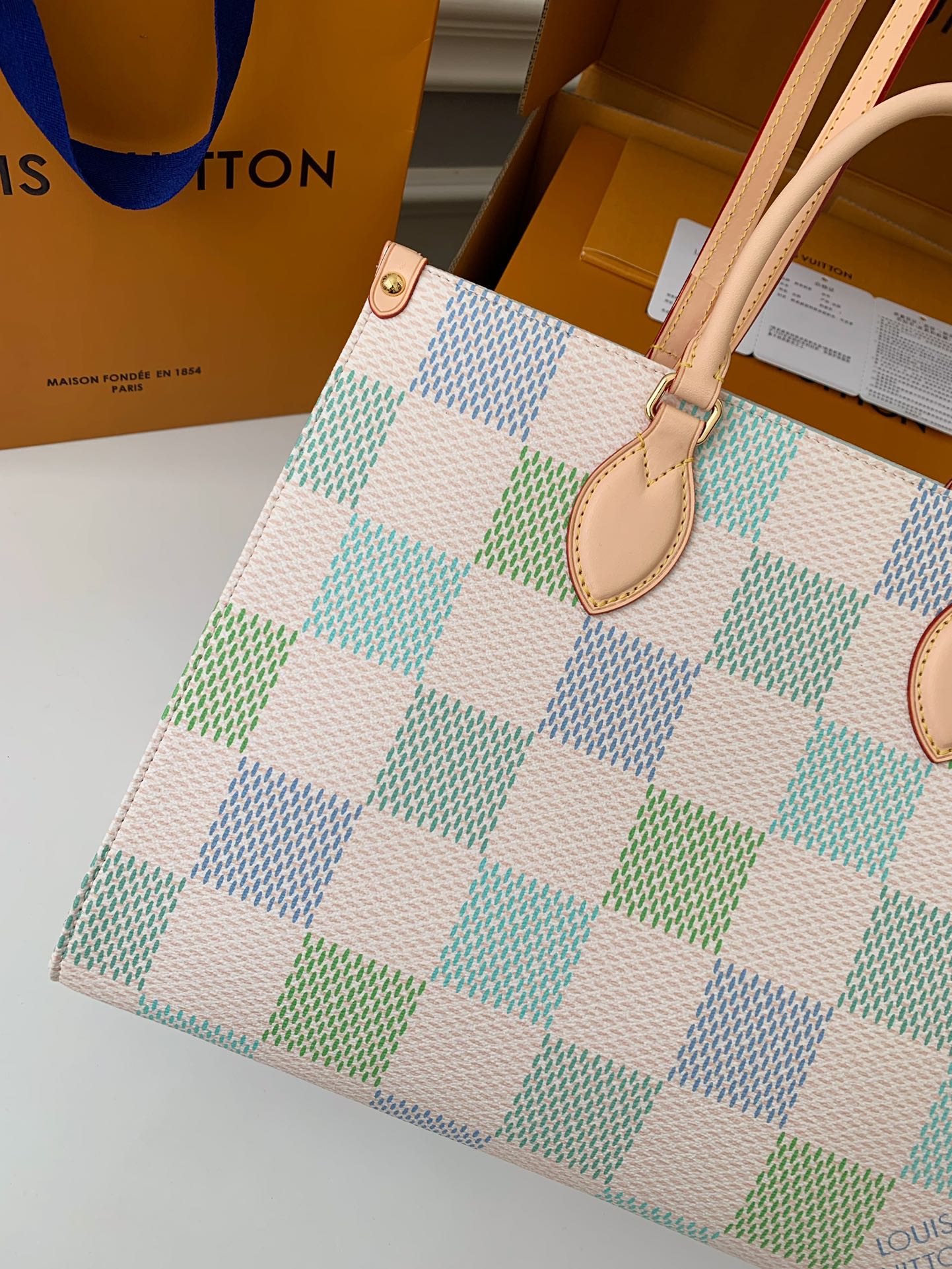 Louis Vuitton N40518 OnTheGo MM (2)