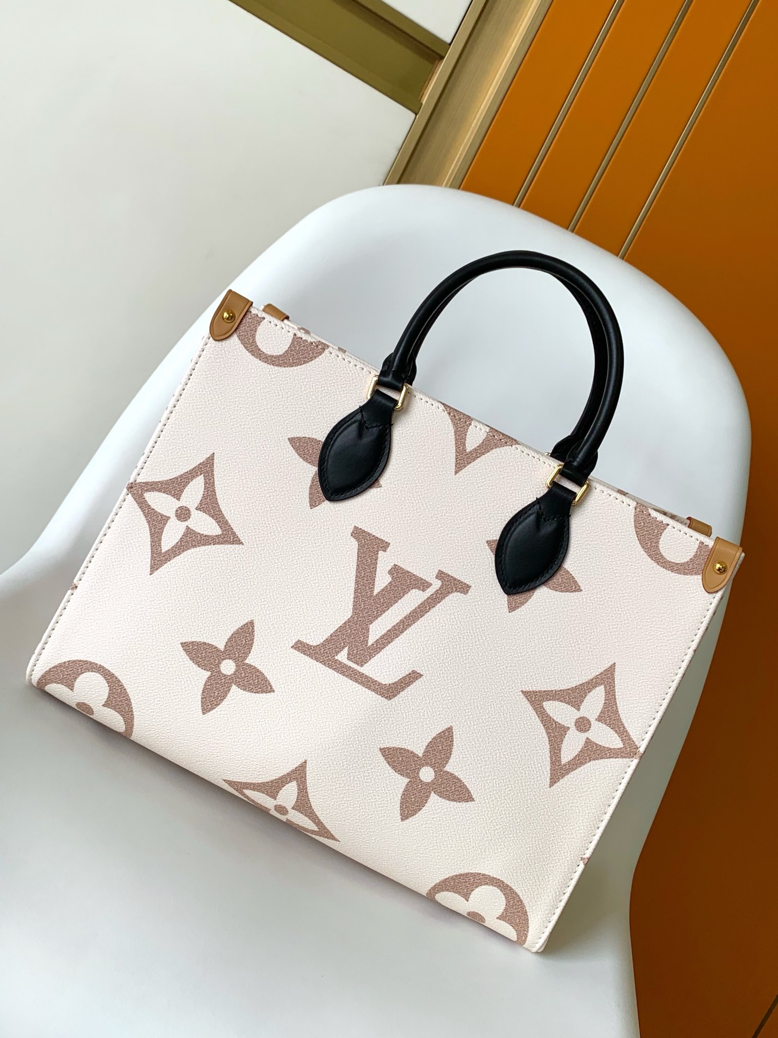 Louis Vuitton M46912 OnTheGo MM (9)