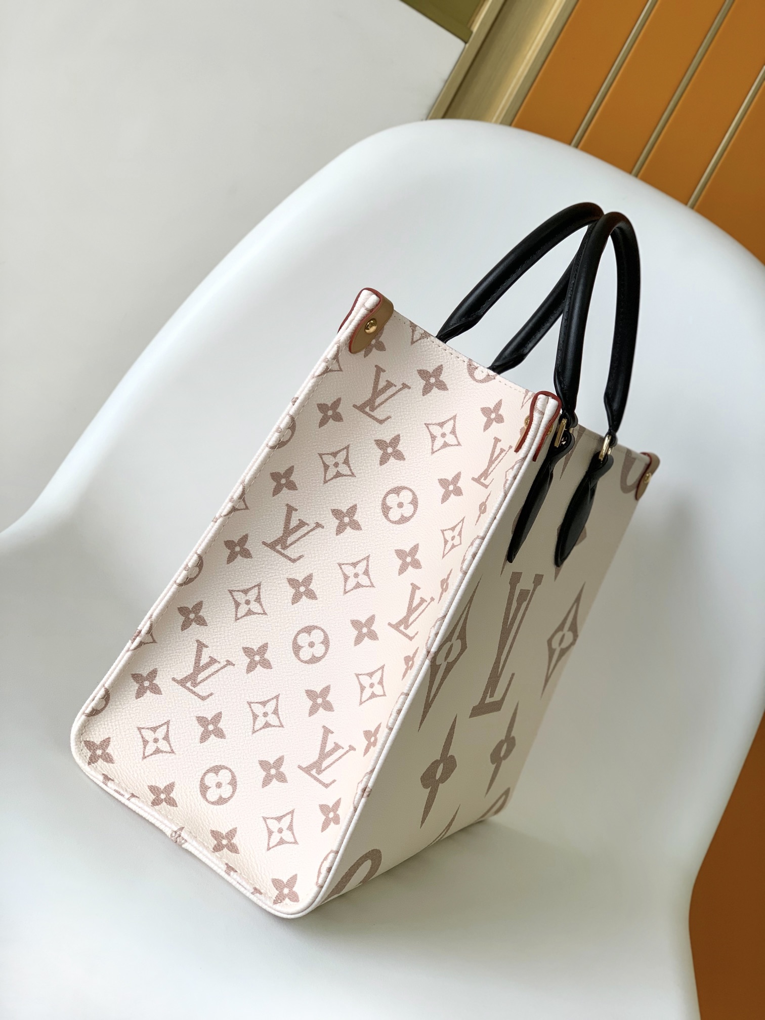 Louis Vuitton M46912 OnTheGo MM (9)