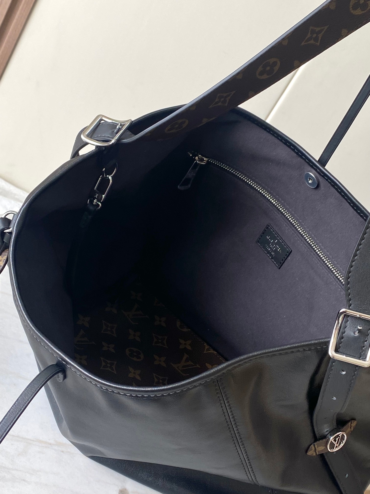 Louis Vuitton M25143 CarryAll MM