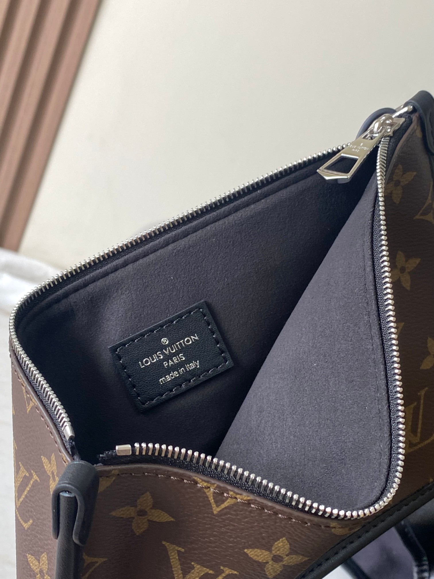 Louis Vuitton M25143 CarryAll MM