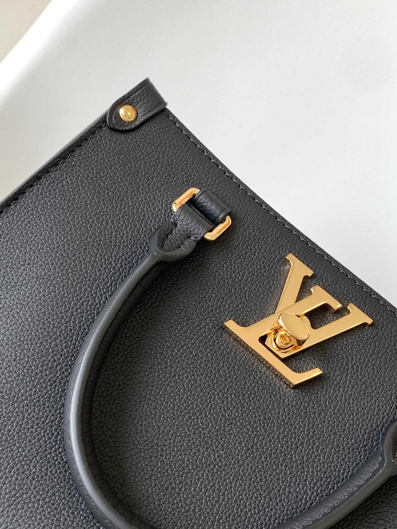 Louis Vuitton M22311 Lock & Go