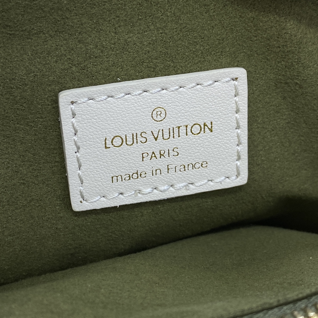 Louis Vuitton M21262 Coussin PM