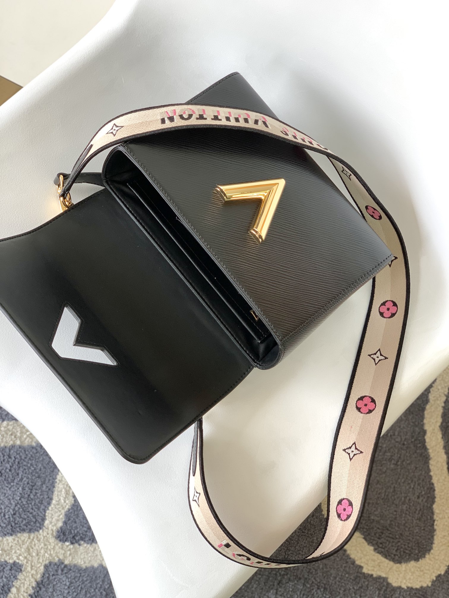 Louis Vuitton M21554 Twist MM (2)