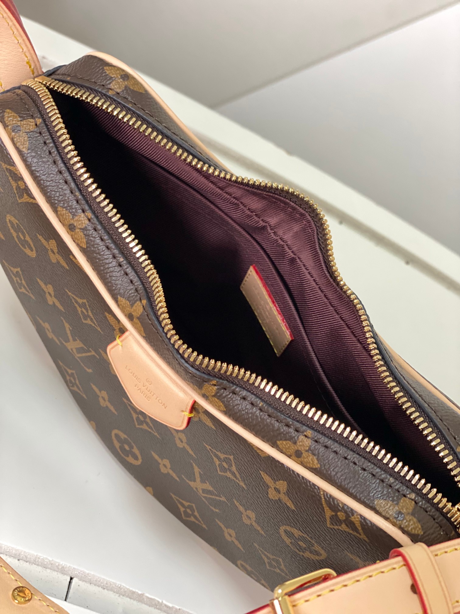 Louis Vuitton M46828 Croissant MM