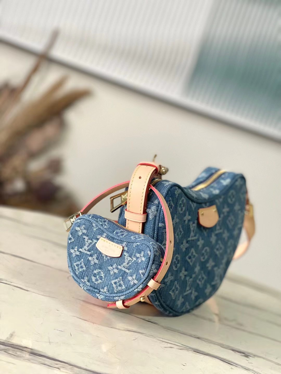 Louis Vuitton M46856 Croissant MM (2)