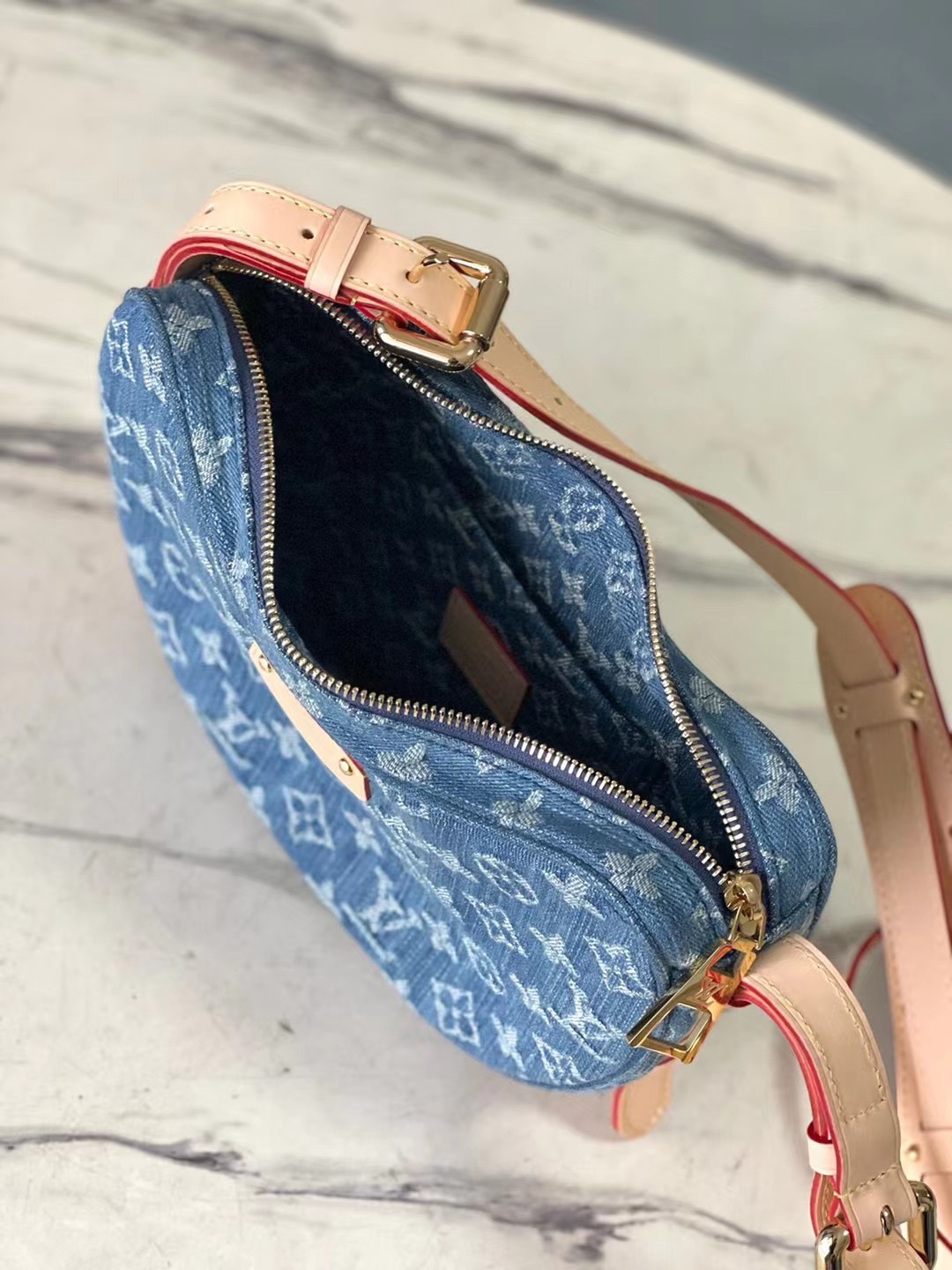 Louis Vuitton M46856 Croissant MM (2)