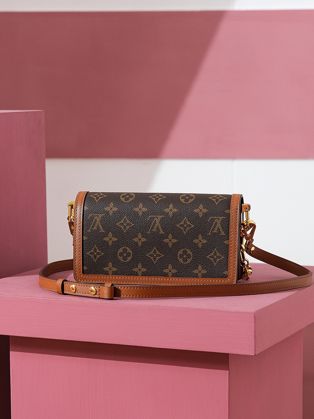 Louis Vuitton M46757 Dauphine East West