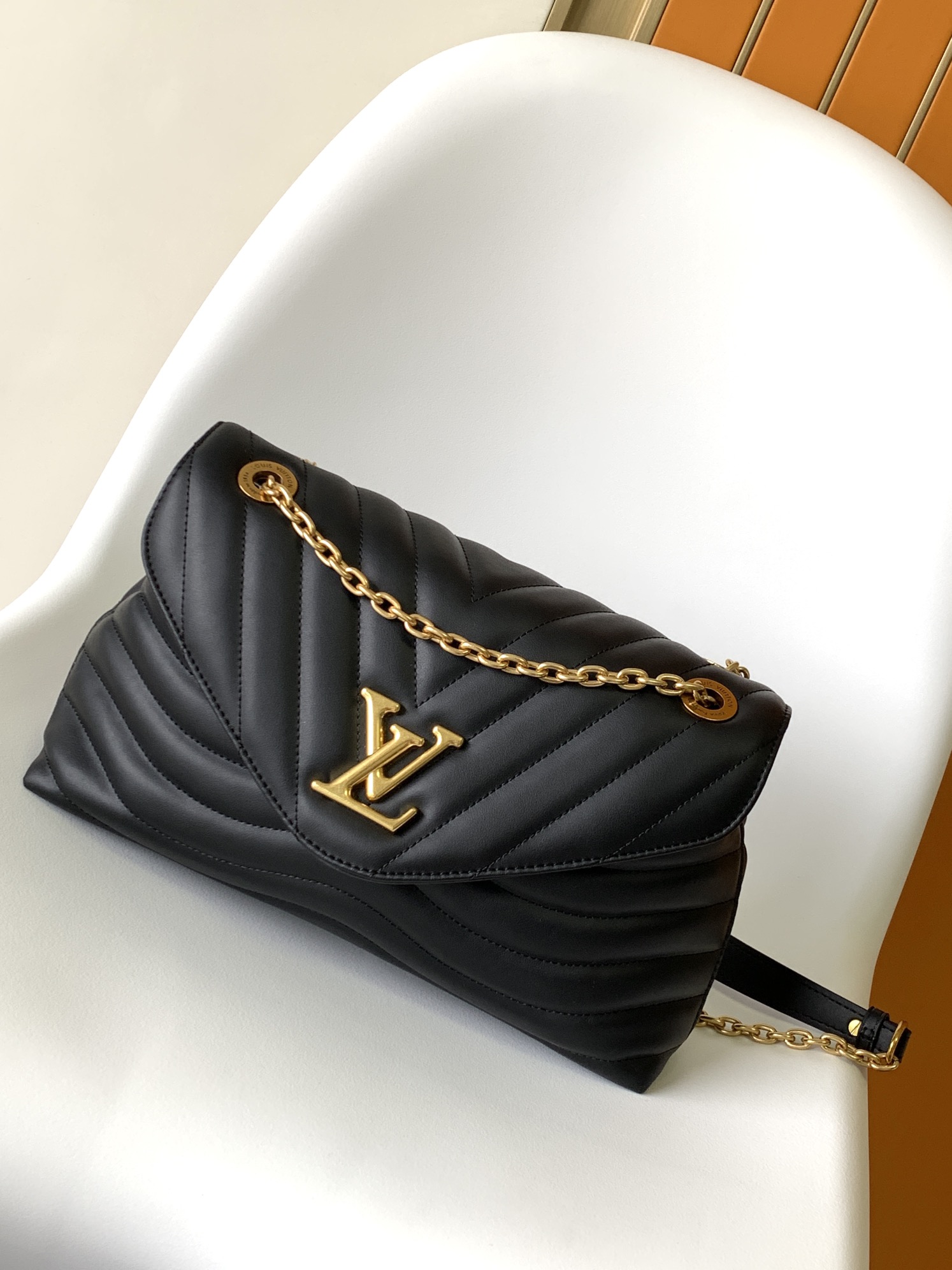 Louis Vuitton M21615 New Wave Chain Bag GM