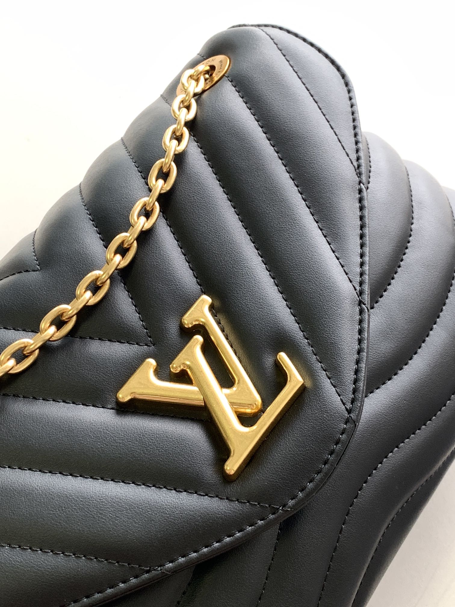 Louis Vuitton M21615 New Wave Chain Bag GM