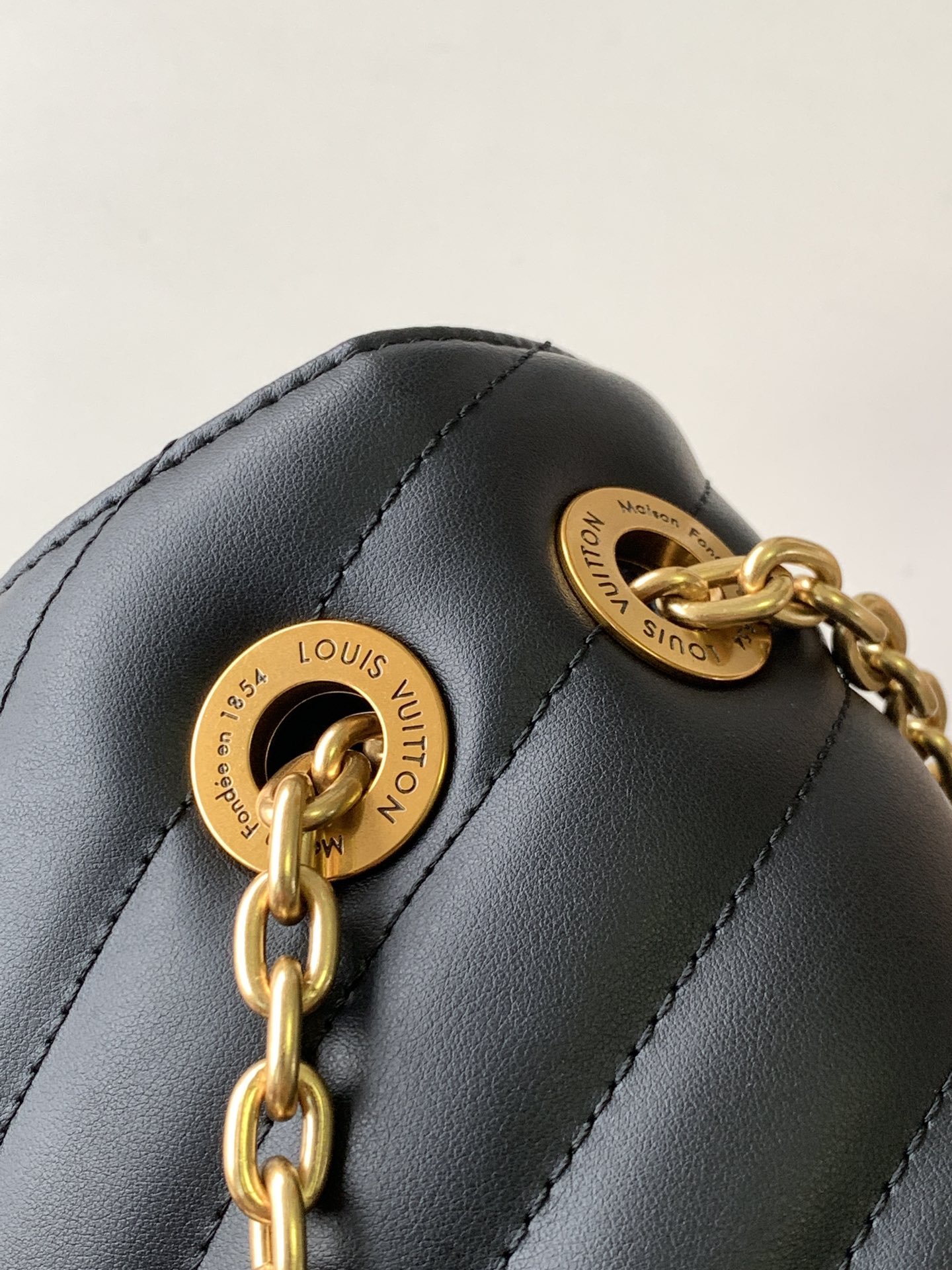 Louis Vuitton M21615 New Wave Chain Bag GM