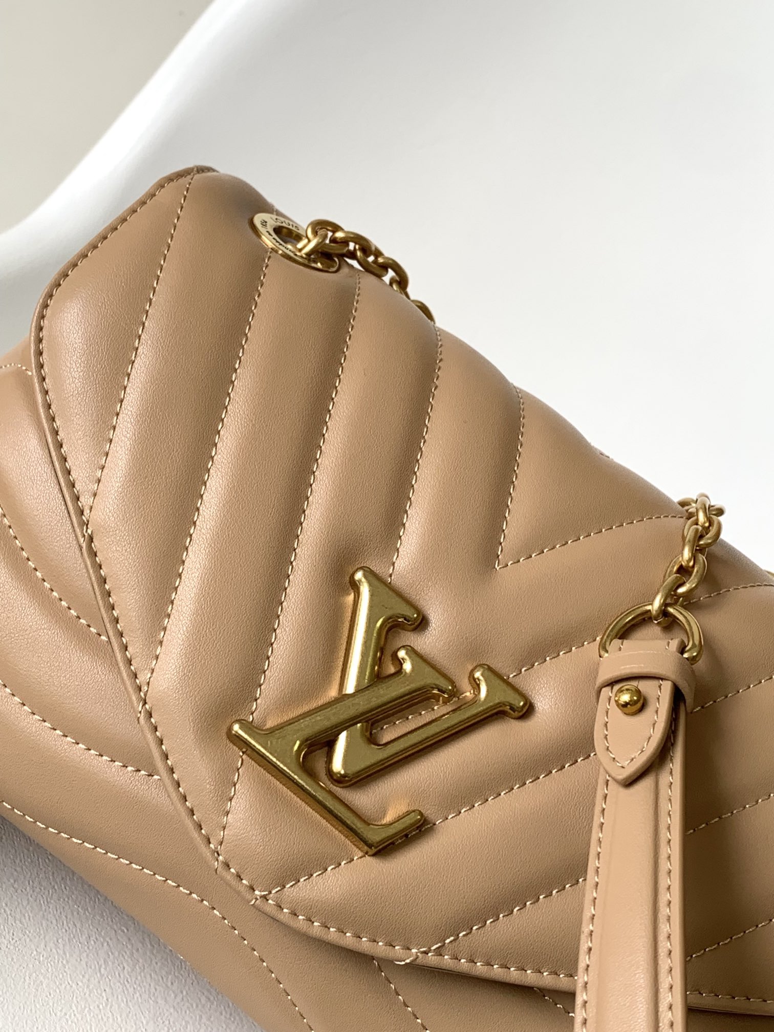 Louis Vuitton M22212 New Wave Chain Bag MM