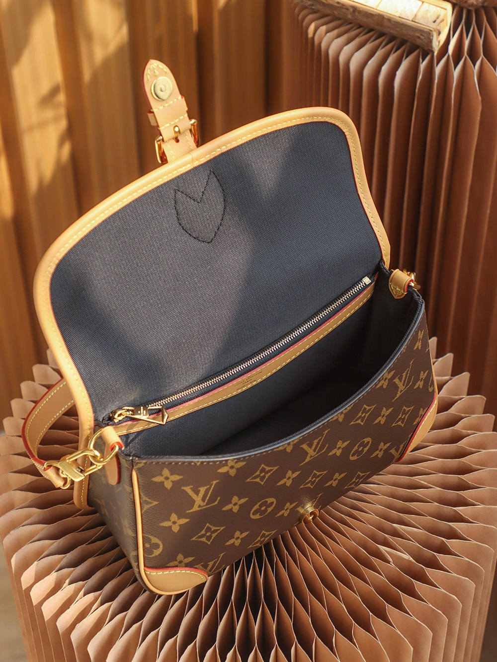 Louis Vuitton M45985 Diane (2)