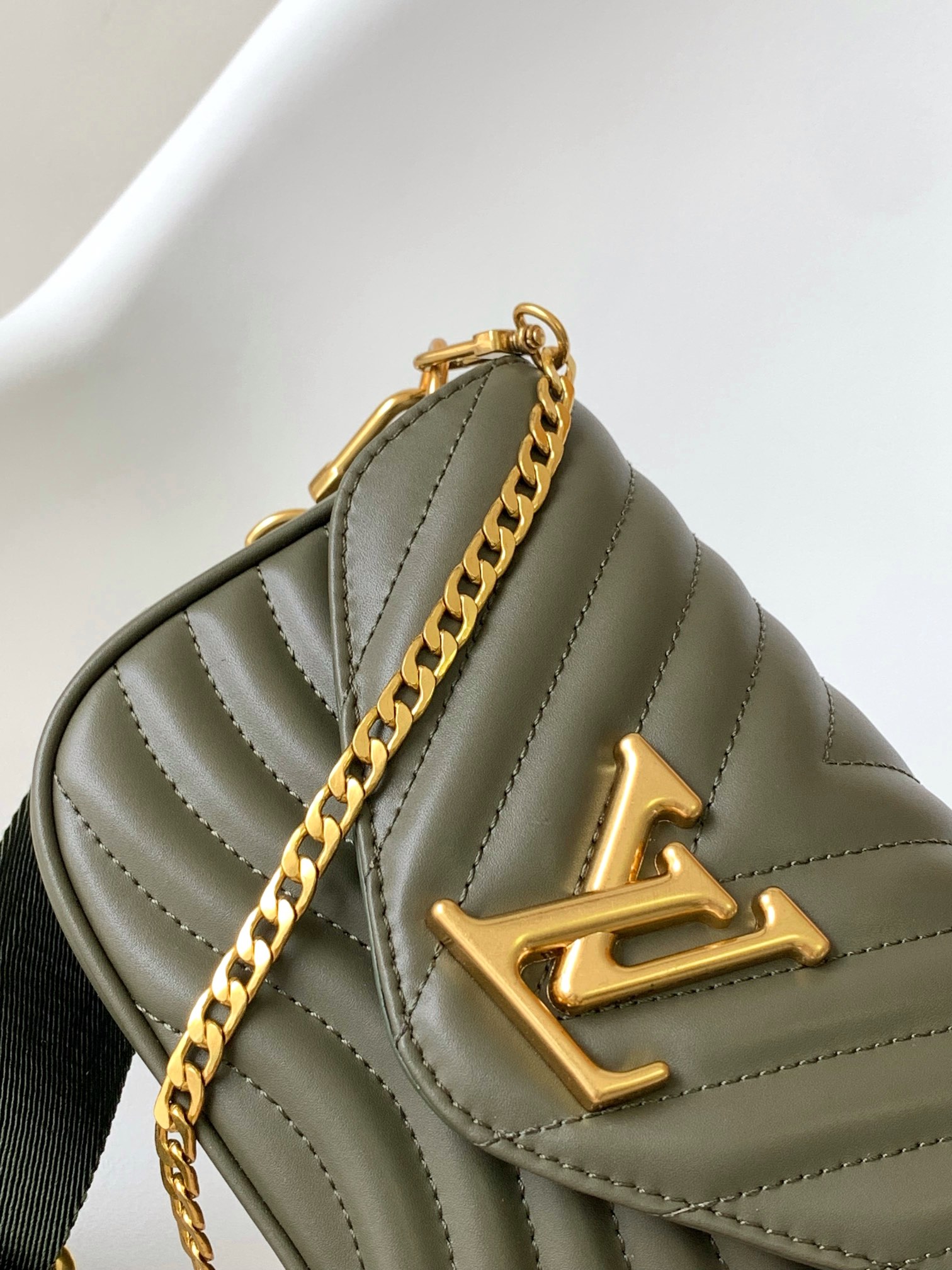 Louis Vuitton M22706 New Wave Multi-Pochette (2)