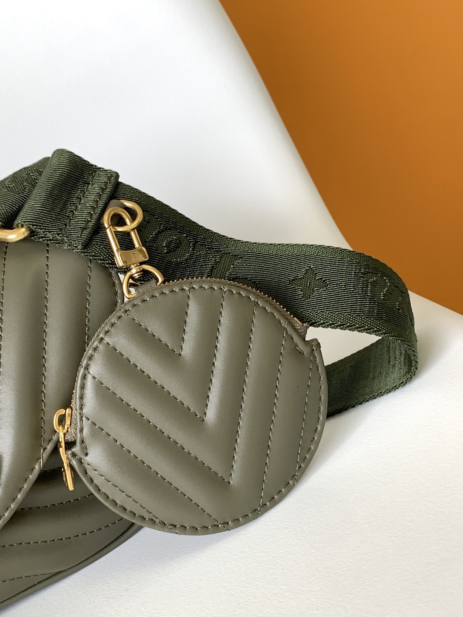 Louis Vuitton M22706 New Wave Multi-Pochette (2)