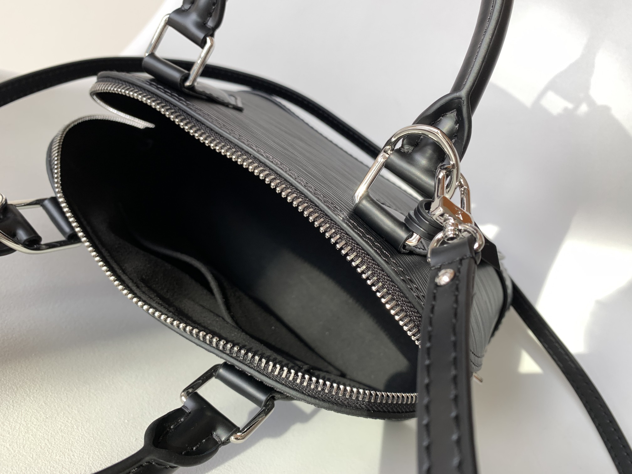 Louis Vuitton M24645 Alma BB (2)